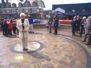 The Mayor demonstrates how her shadow on the dial tells the time