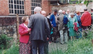 The garden gradually filled with visitors